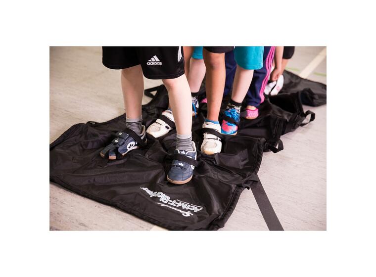 Activi-T-Blanket | Dragmatta med handtag taeambuildingsaktivitet