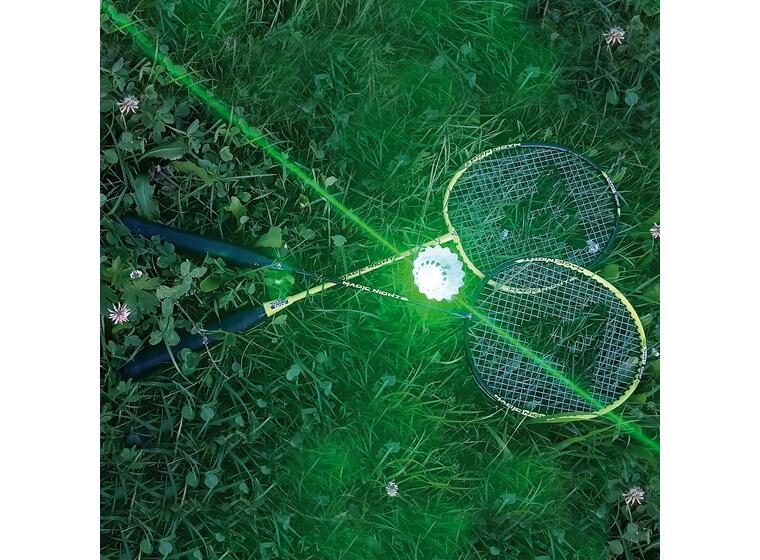 Badminton på kvällen och  natten 2 rack och 2 badmintonbollar som lyser 