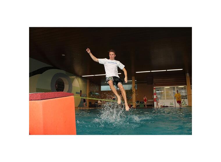 Slack line för simhall Gå på lina över bassängen 