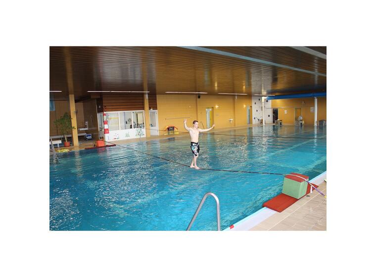 Slack line för simhall Gå på lina över bassängen 