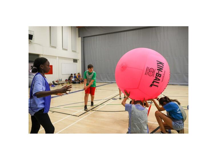 KIN-BALL Spelboll rosa Kinboll 122 cm | Stor svävande boll 