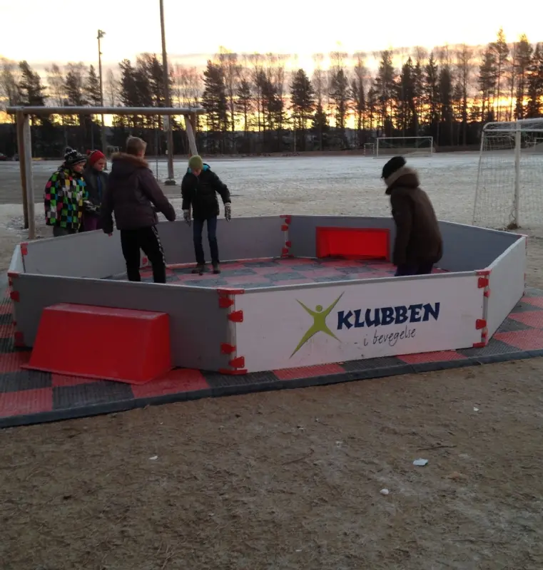 Pannabana - 5,5 x 5,5 meter Sarg för fotbollsspel |  Med golv 
