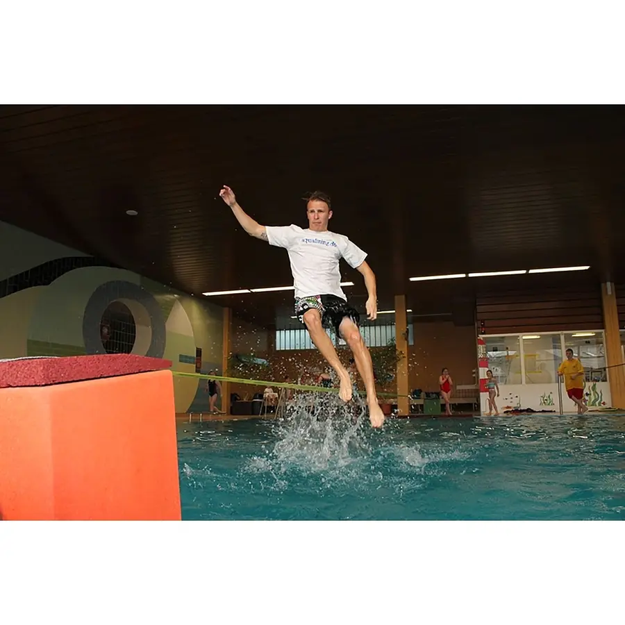 Slack line för simhall Gå på lina över bassängen 