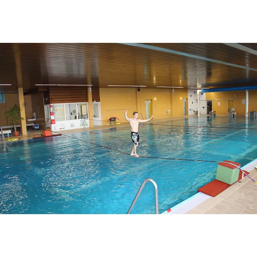 Slack line för simhall Gå på lina över bassängen 