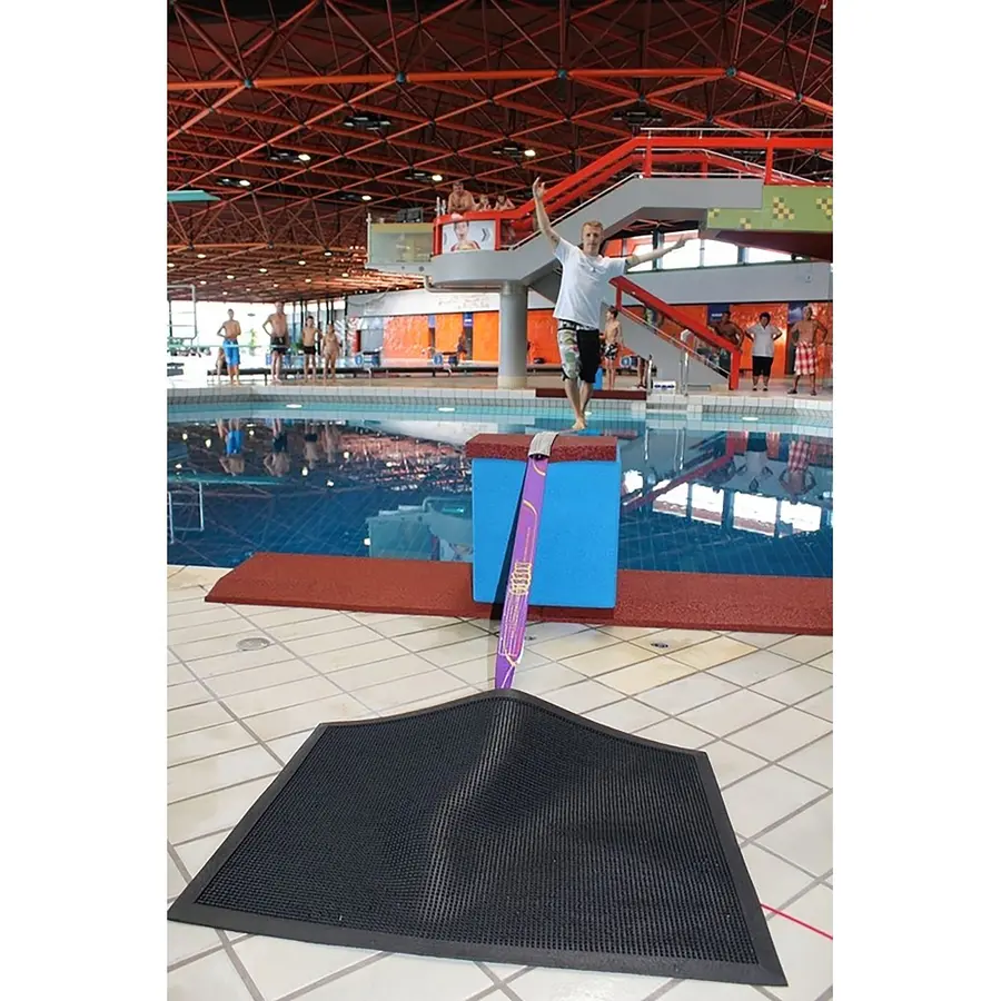 Slack line för simhall Gå på lina över bassängen 