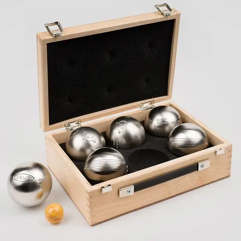 Bouleset med tr&#228;l&#229;da P&#233;tanque