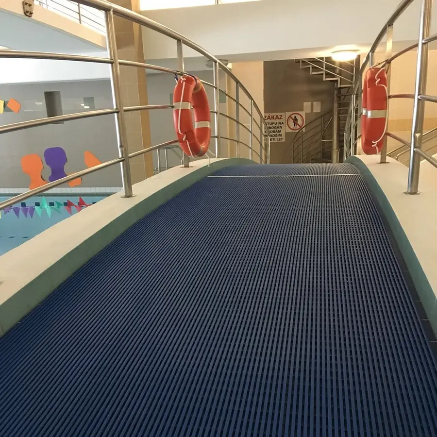 Heronrib - sklisikker matte 10x1m -Blå For våte arealer med barfottrafikk 